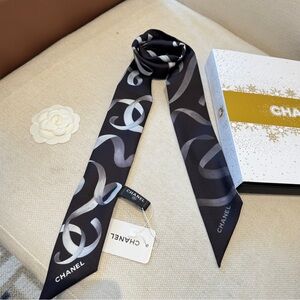 Chanel. Hairband with flowing ribbon